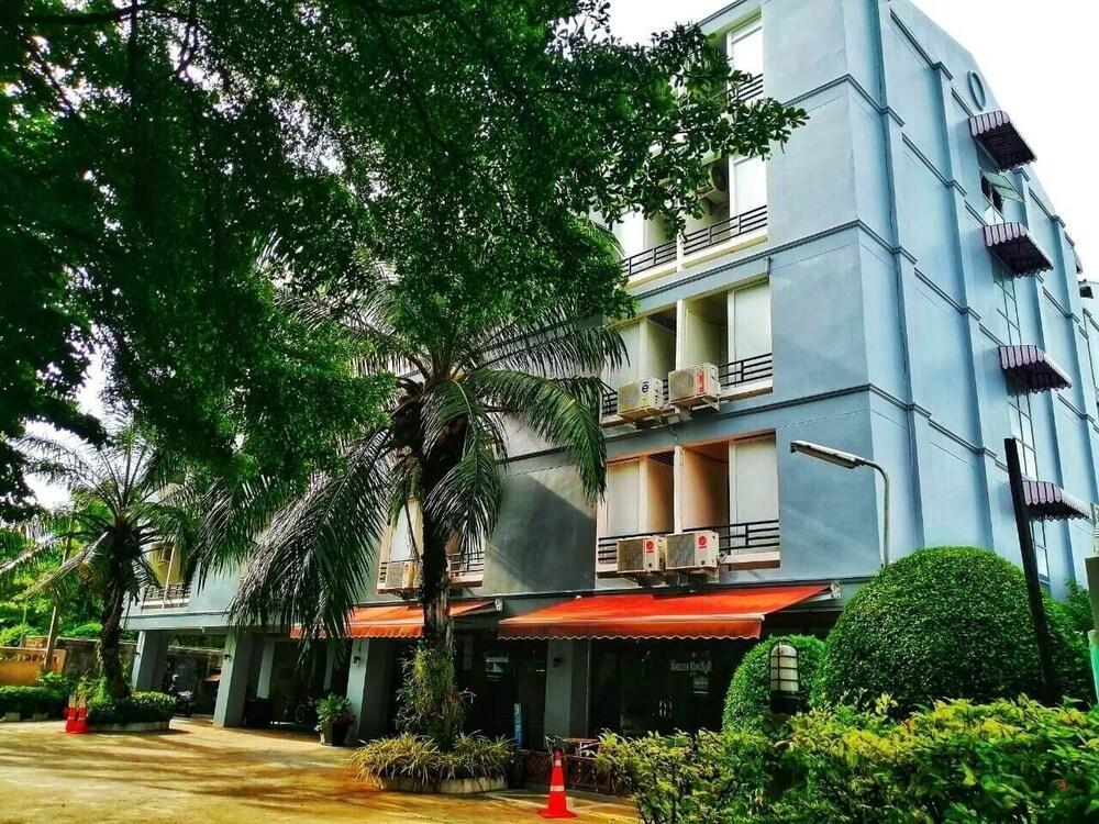 Beerapan Hotel Bangkok Exteriör bild