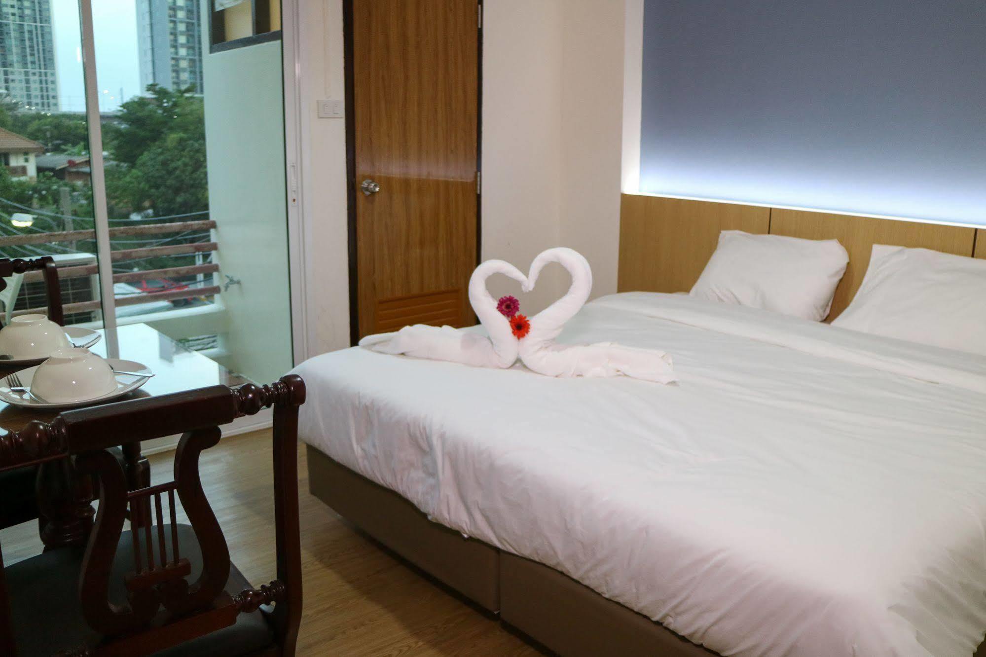 Beerapan Hotel Bangkok Exteriör bild