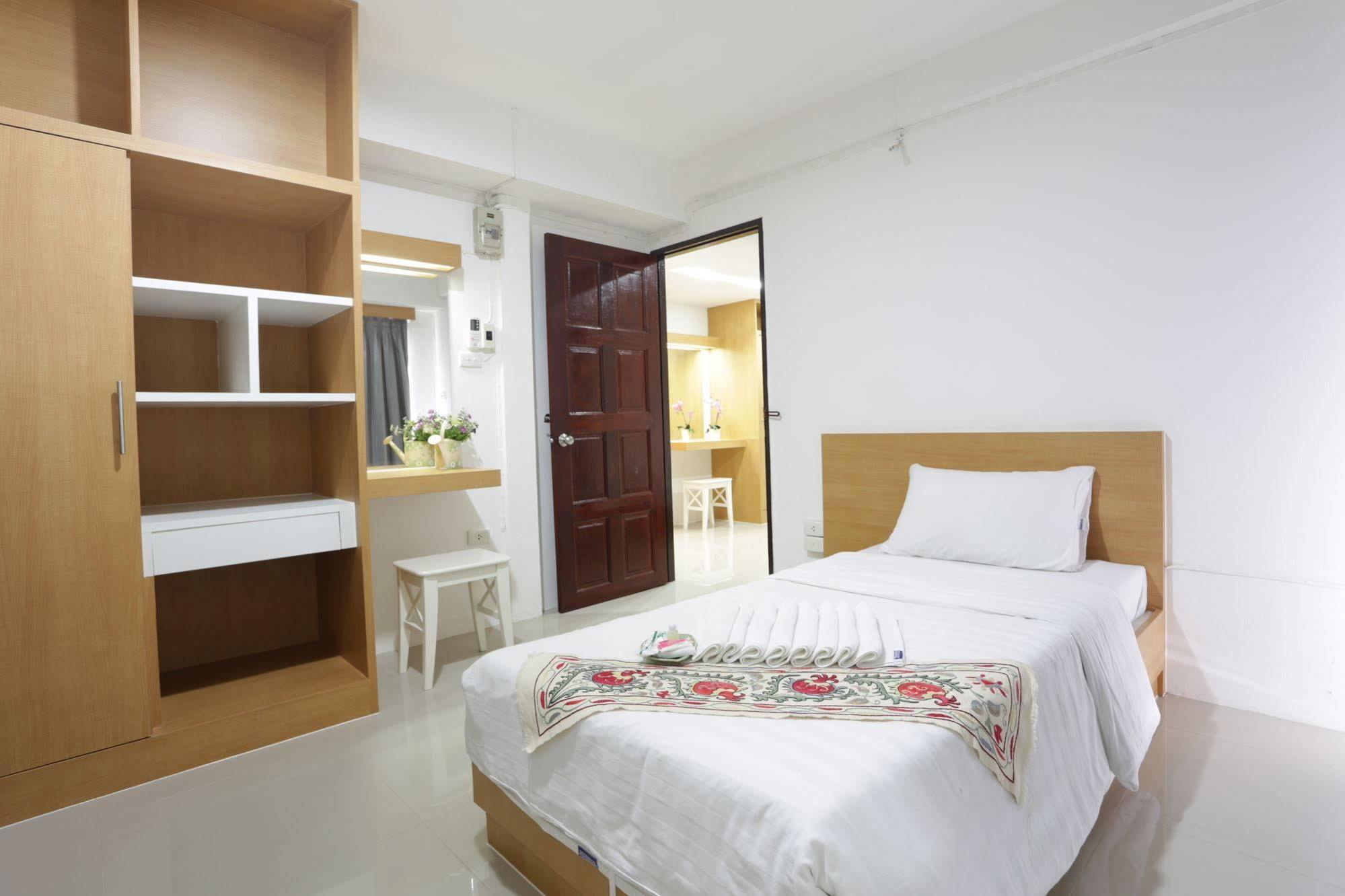 Beerapan Hotel Bangkok Exteriör bild