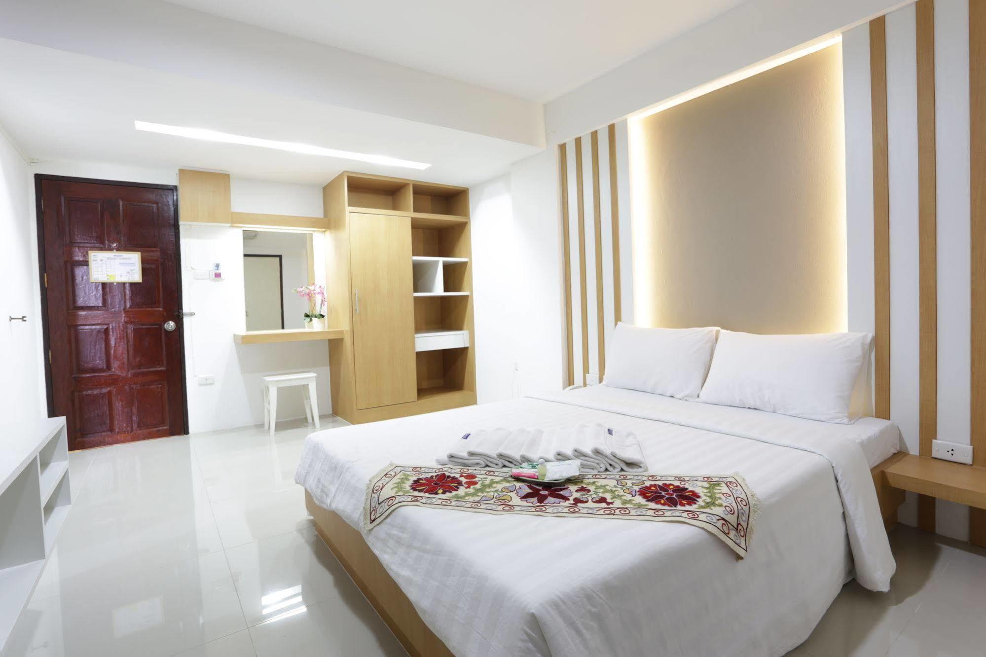 Beerapan Hotel Bangkok Exteriör bild