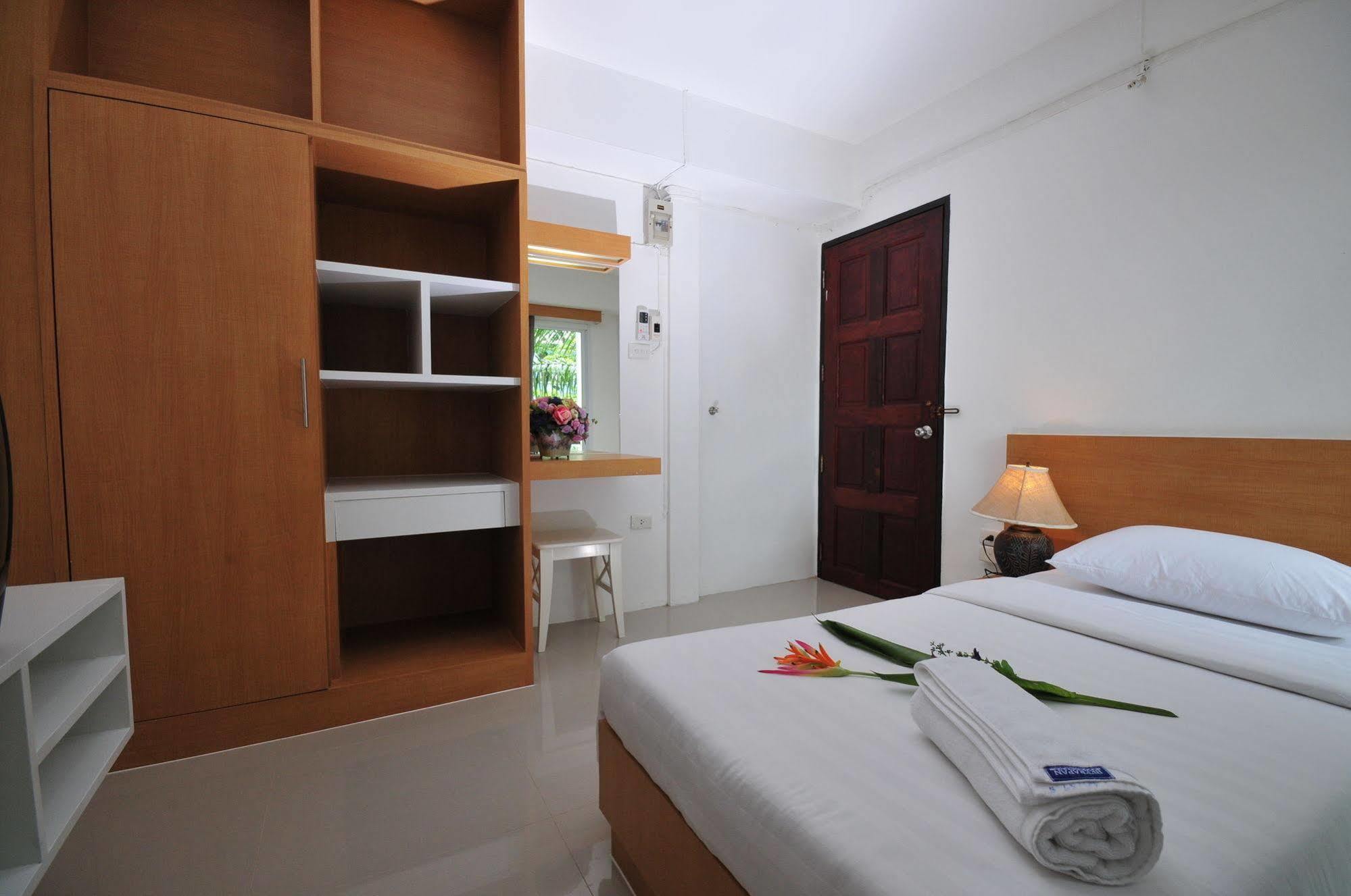 Beerapan Hotel Bangkok Exteriör bild