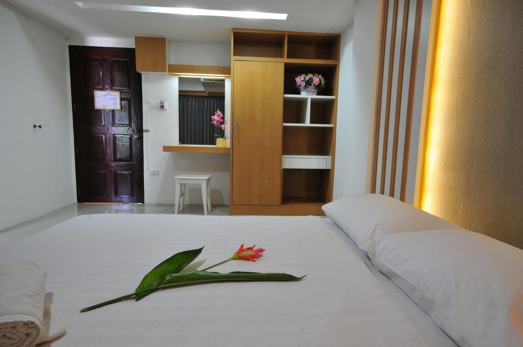 Beerapan Hotel Bangkok Exteriör bild