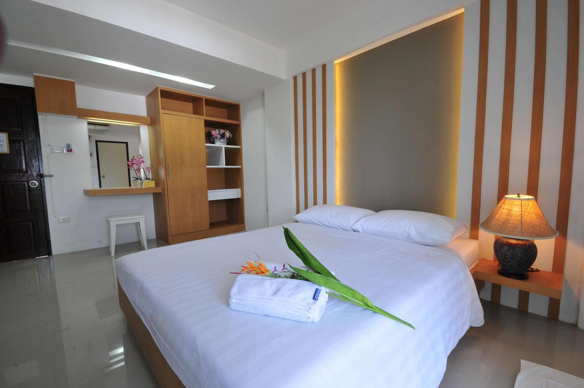 Beerapan Hotel Bangkok Exteriör bild