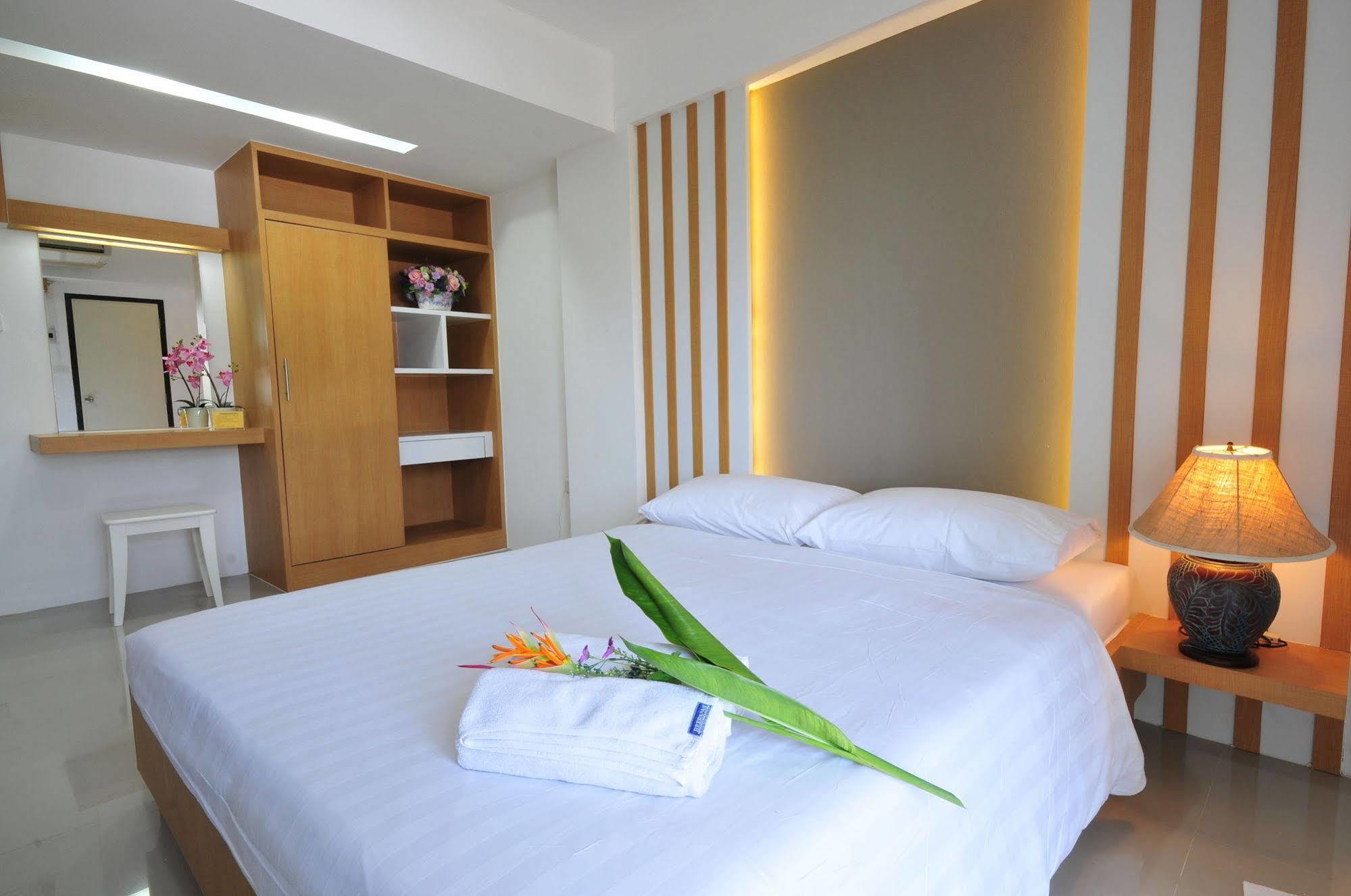 Beerapan Hotel Bangkok Exteriör bild