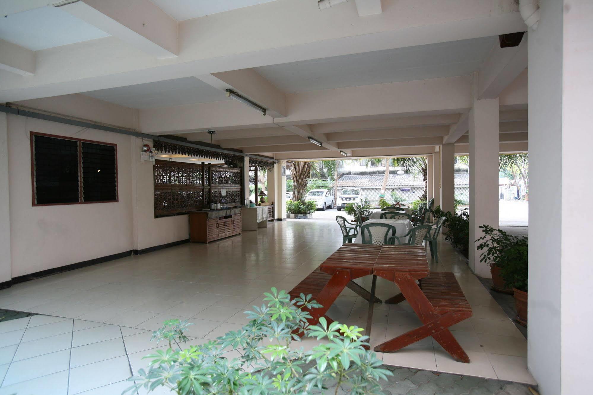 Beerapan Hotel Bangkok Exteriör bild