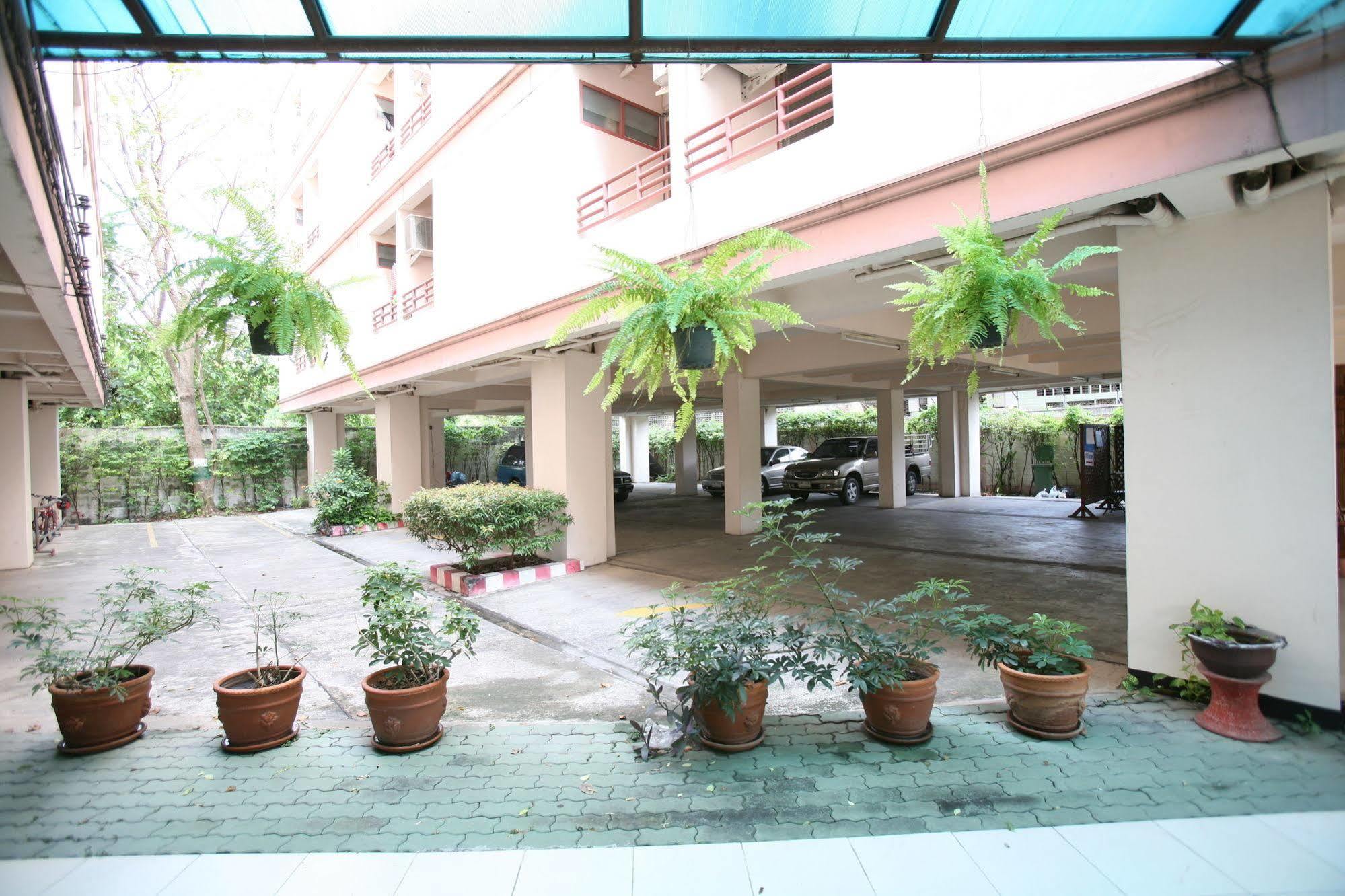 Beerapan Hotel Bangkok Exteriör bild