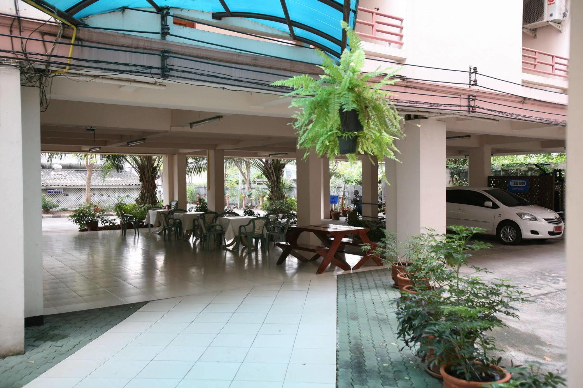 Beerapan Hotel Bangkok Exteriör bild