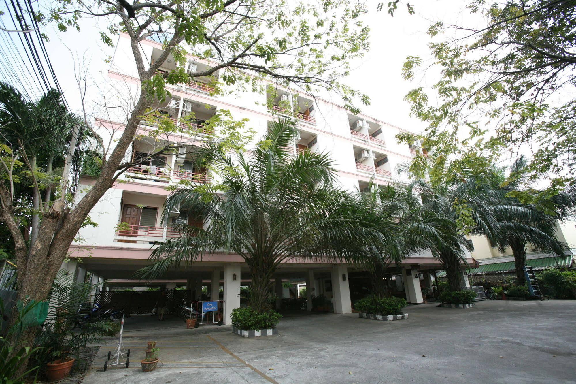Beerapan Hotel Bangkok Exteriör bild